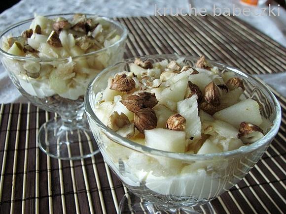 Deser z biszkoptem, gruszkami mascarpone i orzechami laskowymi