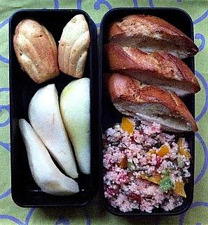 Bento nr 20 - zdrowa sałatka z kuskusa i bagietka czosnkowa