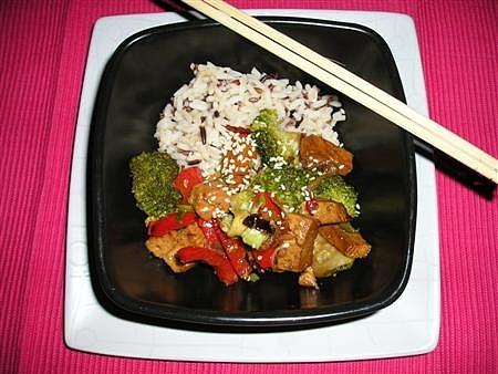 Smażone tofu z warzywami na ostro