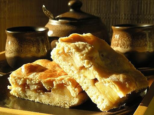 Prosta szarlotka na półkruchym cieście