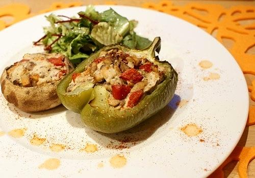 Zapiekana papryka i pieczarki faszerowane indykiem