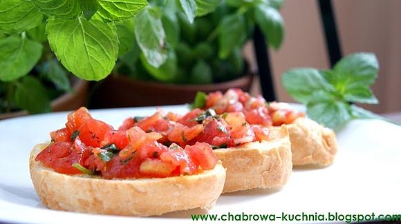 Bruschetta z ziołami, pomidorami i czosnkiem