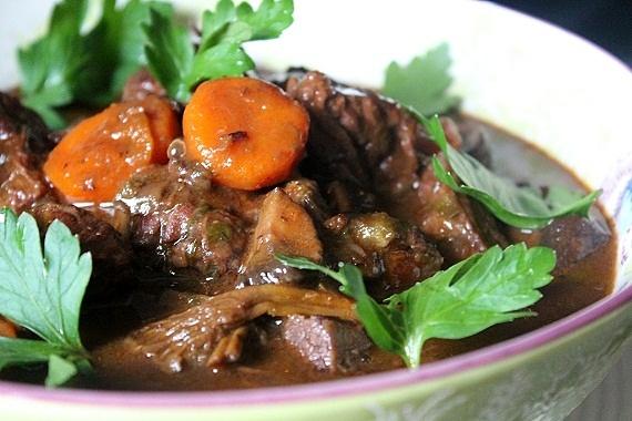 Francuski gulasz wołowy boeuf bourguignon