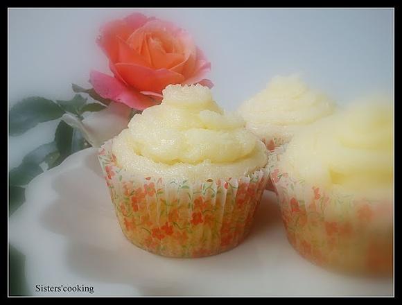 Różane cupcakes z białą czekoladą