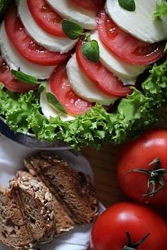 Sałatka Caprese z mozzarellą i pomidorami