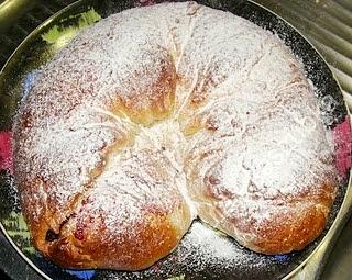 Wielki rogal z marmoladą