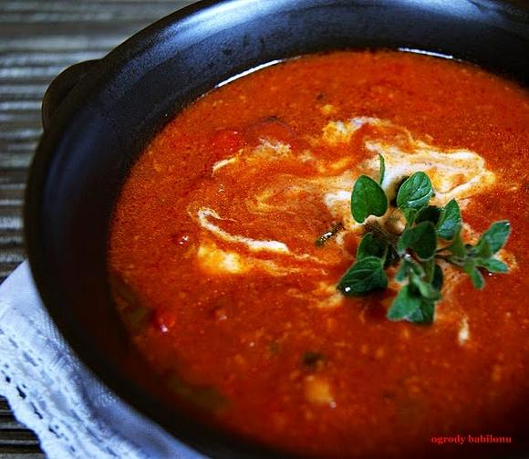Zupa pomidorowa z mozzarellą i warzywami