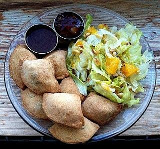 Pierogi samosa z ziemniakami i groszkiem, kuchnia indyjska