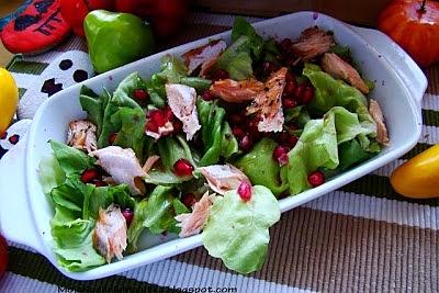 Sałata z granatem i wędzonym łososiem