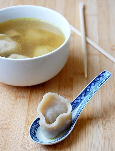 Pierożki wonton w pikantnym bulionie