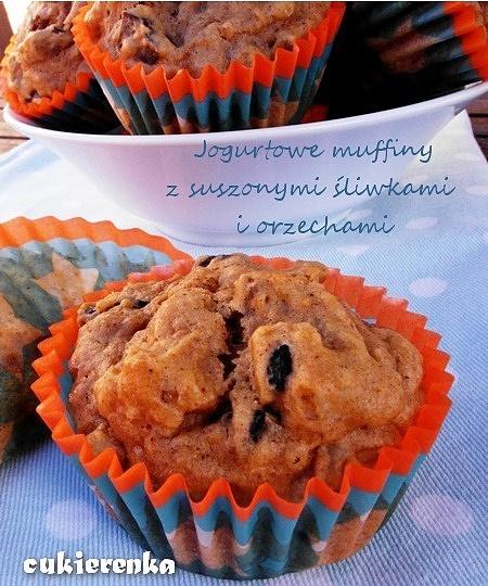 Jogurtowe muffiny z suszonymi śliwkami i orzechami