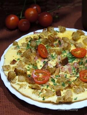 Omlet z chlebem i boczkiem na śniadanie