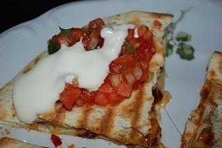 Quesadillas z kurczakiem cajun i salsą pomidorową