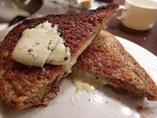 Croque monsieur - tani sposób na jedzenie w paryżu
