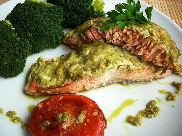 Łosoś zapiekany z pesto