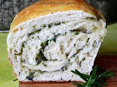 Rolowany chlebek czosnkowo-parmezanowo-pietruszkowy