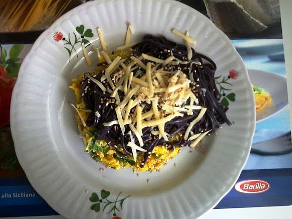 Puree z dyni z czarnym makaronem i sezamem