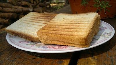 Tost z żółtym serem
