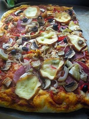 Pizza z salami i oscypkiem