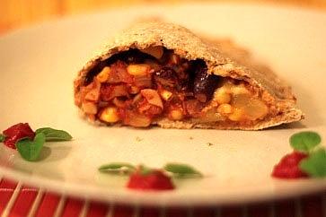Razowe wegańskie calzone na kmiecie z warzywami