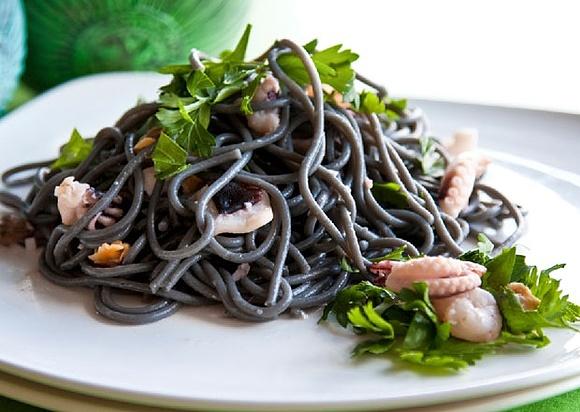 Czarne spaghettoni z owocami morza