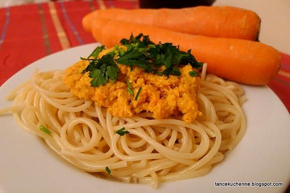 Spaghetti z pesto marchewkowym