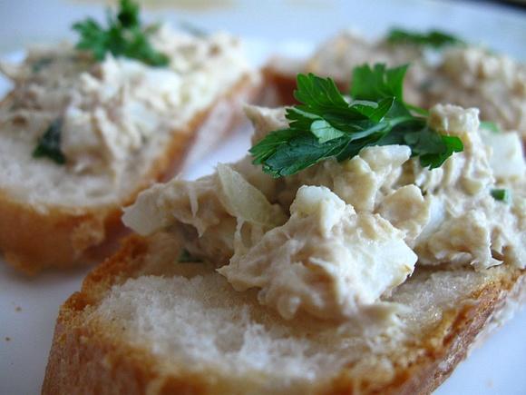 Makrelowa pasta z jajkiem cebulką i pietruszką