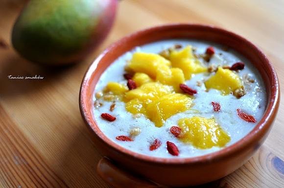 Owsianka z mango i jagodami goji