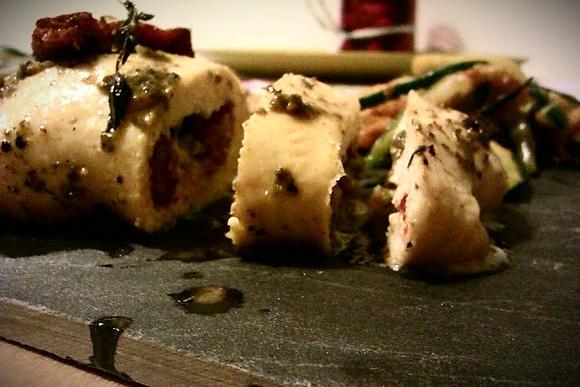 Zawijany kurczak z Roquefortem, suszonymi pomidorami i pesto z cukinii