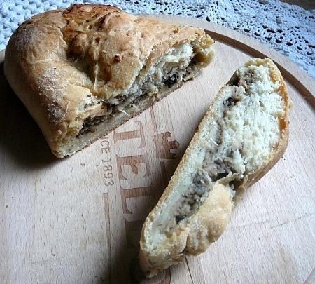 Zrolowana pizza z grzybowym farszem