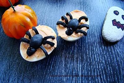 Nadziewane jajka halloween - pająki na halloween