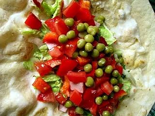 Tortilla ze świeżymi warzywami i jajkiem na lunchbox