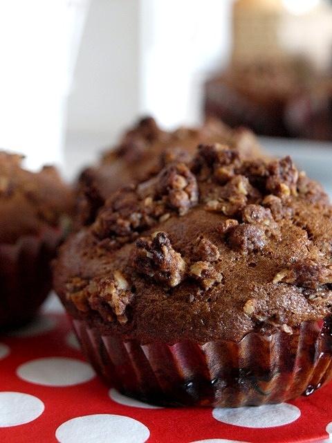 Muffinki z czekoladową owsianą kruszonką i konfiturą wiśniową