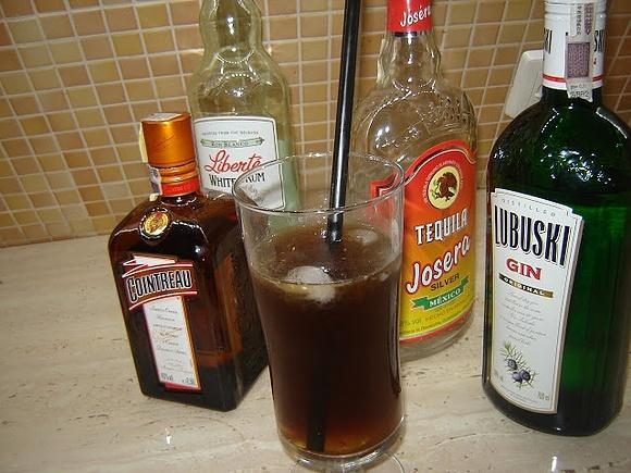 Long island iced tea - przepis na oryginalny drink z pięciu alkoholi