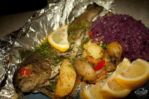 Pstrąg z czerwoną kapustą i grillowanymi ziemniakami