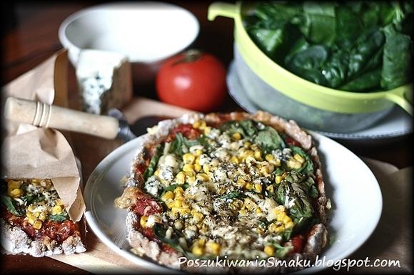 Pizza żytnia ze szpinakiem, lazurem i sosem czosnkowym