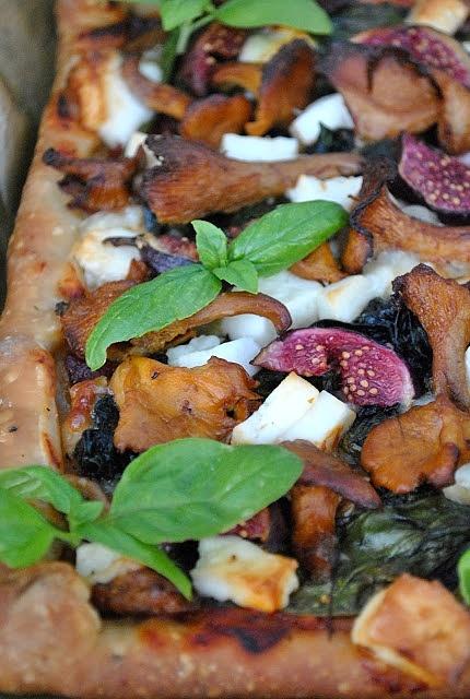 Pizza z kozim serem, figami, kurkami i szpinakiem