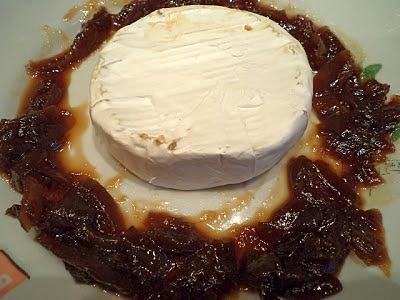 Cebulowy chutney z camembertem – lekkie fusion w moim wykonaniu