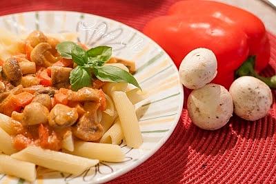 Penne z pieczarkami i papryką w sosie śmietanowo-pomidorowym