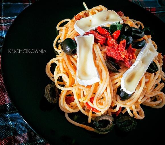 Makaron z pesto z pomidorów