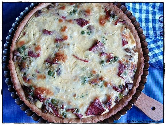 Tarta z salami i zielonym groszkiem
