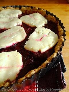 Tarta z czerwoną cebulą, buraczkami i kozim serem