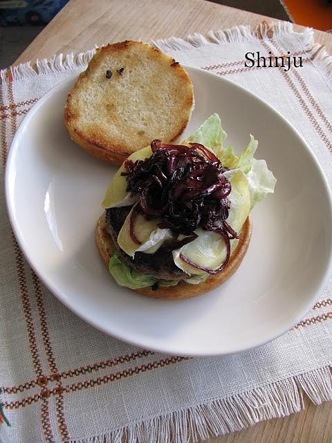 Burgery z camembertem i karmelizowaną cebulką