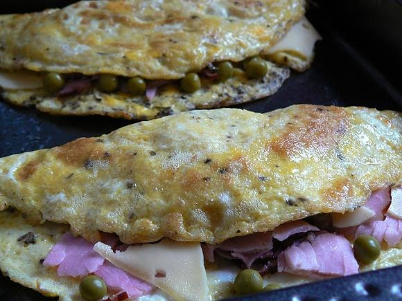 Zapiekany omlet z szynką, serem i groszkiem