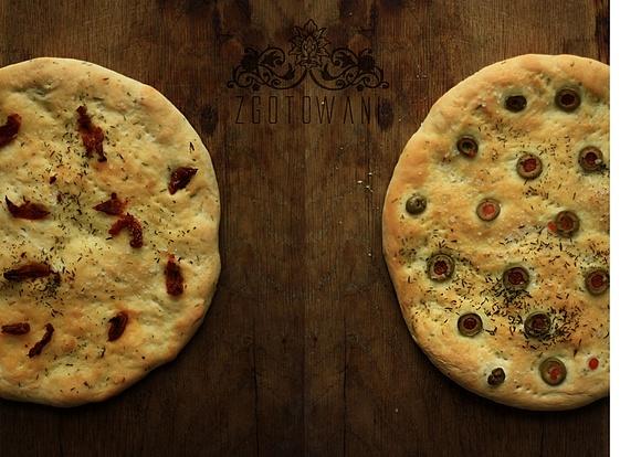 Focaccia z suszonymi pomidorami i oliwkami