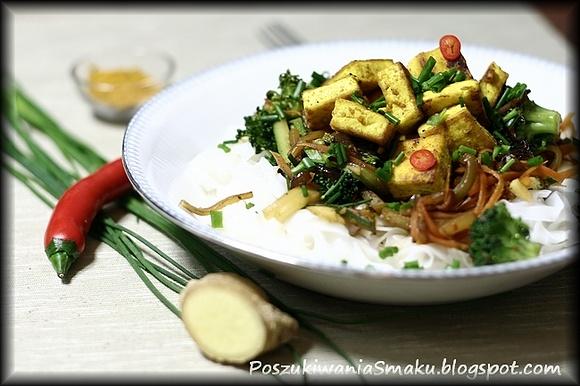 Makaron ryżowy z warzywami, chilli, imbirem i tofu curry