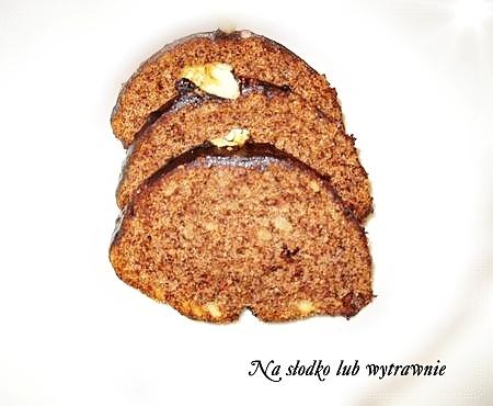 Babka z orzechami laskowymi i czekoladą