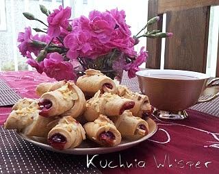 Rogaliki z wiśniami posypane prażonymi płatkami migdałów
