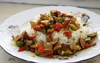 Ryż z papryką, kiełbasą i curry