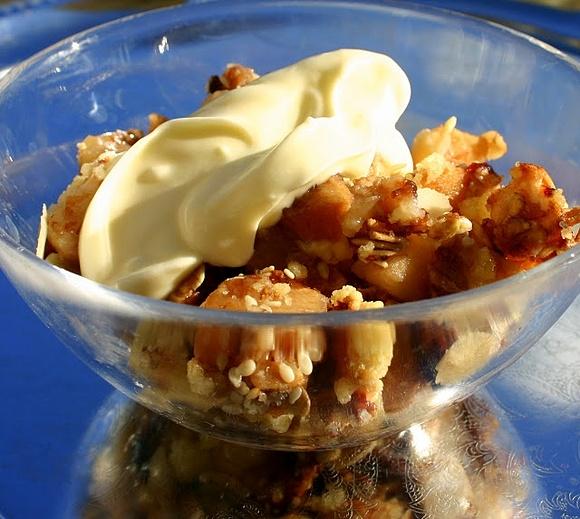 Crumble jabłkowe z granolą - szybki i zdrowy deser na chłodne dni